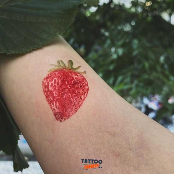 50+ Gorgeous Strawberry Tattoos With Meaning (New Designs)